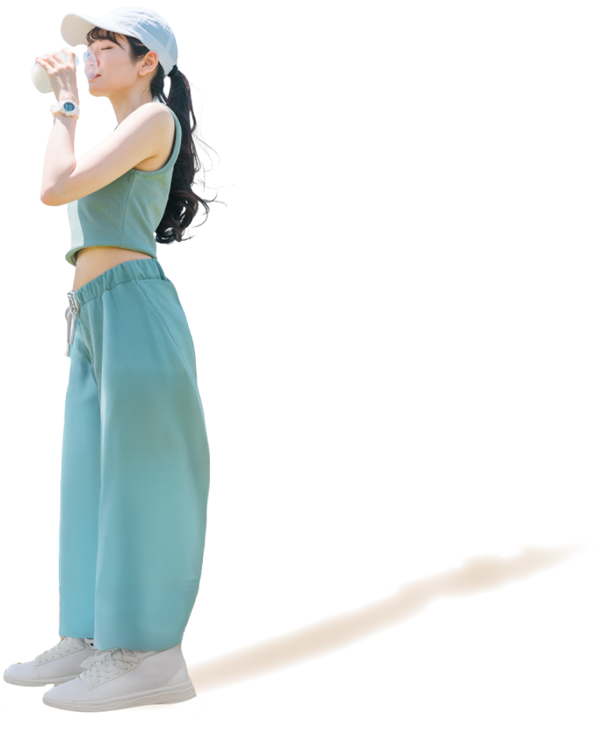 プロテインを飲む女性イメージ写真